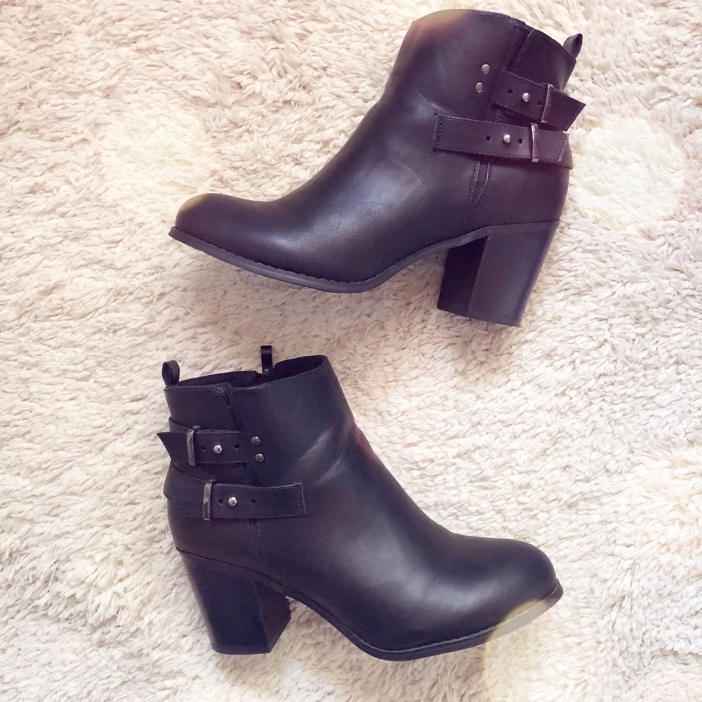 Black heeled boots - Picture 1 of 6
